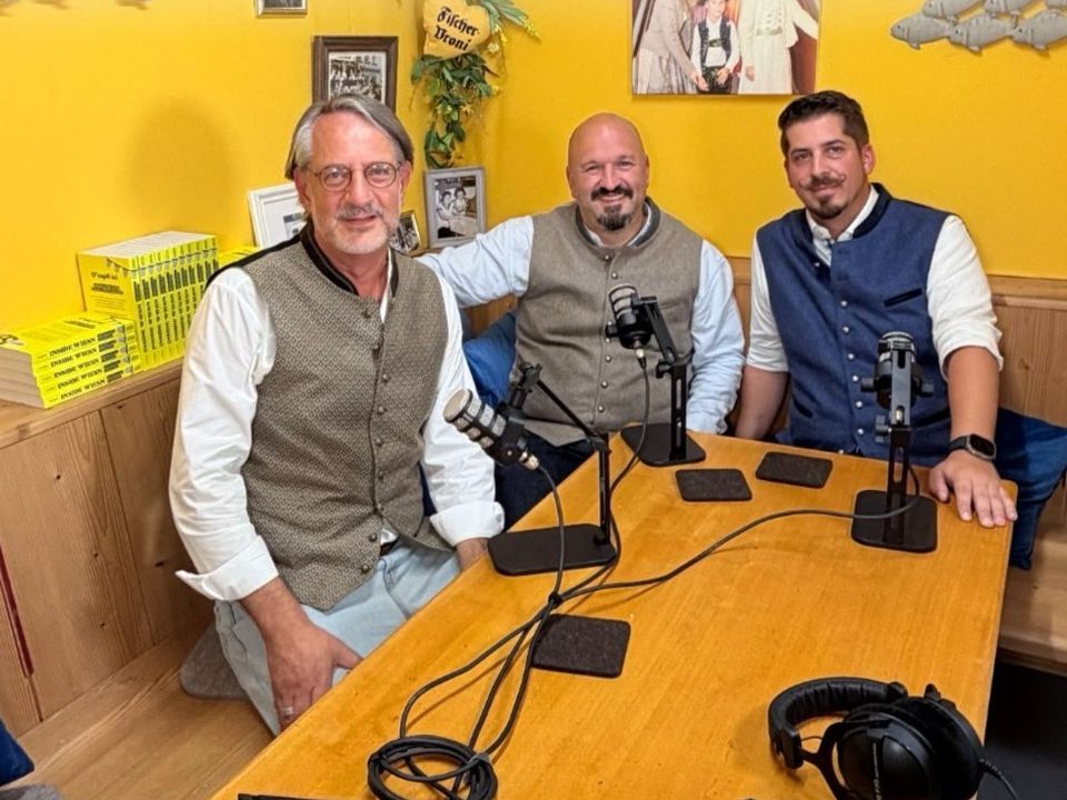 Christian Rupprecht, Hans Stadtmüller und Fritz Kustatscher am Podcast-Tisch im Fischer-Vroni-Festzelt